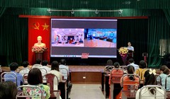  Thầy thuốc nhân dân Lê Văn Sĩ, Bí thư Đảng ủy, Giám đốc Bệnh viện Đa khoa tỉnh Thanh Hóa phát biểu tại buổi lễ