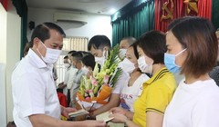  Ông Nguyễn Văn Hùng, Thường vụ, Trưởng ban Tổ chức Tỉnh ủy Thanh Hóa tặng hoa đoàn công tác