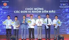 Bí thư tỉnh ủy Thanh Hóa Đỗ Trọng Hưng (thứ 3 từ phải qua) chúc mừng các đơn vị nhóm đầu