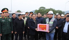  Thủ tướng Phạm Minh Chính tặng quà cho người lao động trên công trường