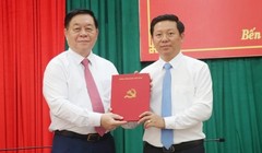 Trưởng Ban Tuyên giáo Trung ương Nguyễn Trọng Nghĩa (trái) trao quyết định cho ông Trần Thanh Lâm. Ảnh: Chương Đài/TTXVN.