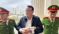 Bị cáo Đỗ Anh Dũng được cảnh sát dẫn giải đến tòa sáng 19/3. Ảnh: Hoàng Lam.