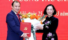 Thường trực Ban Bí thư, Trưởng ban Tổ chức Trung ương Trương Thị Mai trao quyết định bổ nhiệm cho ông Lê Hải Bình. Ảnh: TTXVN