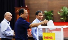 Các đại biểu bỏ phiếu giới thiệu nhân sự. Ảnh: AC