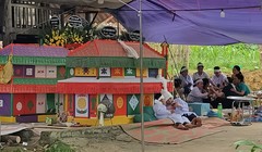 Quan tài đặt trước sân nhà của hai anh em xấu số. Ảnh: Anh Tâm