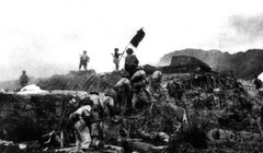 Bộ đội Việt Nam chiếm sở chỉ huy quân Pháp chiều 7/5/1954 (Ảnh: Sina).