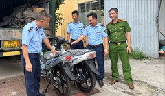 Lực lượng chức năng tỉnh Hưng Yên kiểm tra lô xe máy của Công ty TNHH Liên doanh chế tạo xe máy LIFAN - Việt Nam. Ảnh: DMS.