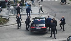 Các nhân viên an ninh di chuyển Thủ tướng Slovakia Robert Fico lên ô tô sau vụ nổ súng, sau cuộc họp của chính phủ Slovakia ở Handlova, Slovakia (Ảnh: Reuters)