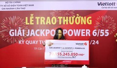 Chị T. trong lễ trao thưởng. Ảnh: Vietlott