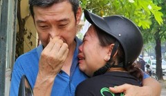 Người thân khóc ngất nhận diện thi thể nạn nhân vụ cháy ở Hà Nội. Ảnh: VietNamNet.