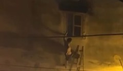 Cộng đồng mạng tìm người hùng phá cửa cứu người trong vụ cháy nhà ở Trung Kính