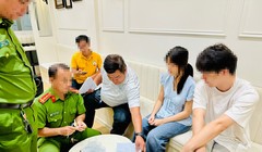 Công an kiểm tra quán cà phê 'hẹn hò' dùng kính 1 chiều ở TP.HCM