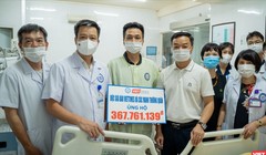 Trao 367 triệu đồng của bạn đọc VietTimes và các mạnh thường quân ủng hộ bác sĩ nghèo bị đột quỵ