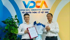 Phó Chủ tịch kiêm Tổng thư ký VDCA Vũ Kiêm Văn trao Quyết định bổ nhiệm cho ông Phan Đức Hùng.