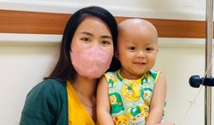 Mẹ đơn thân nửa đêm livestream bán hàng trong bệnh viện để nuôi con bị ung thư