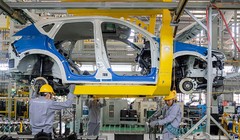 Bộ Tài chính đề xuất giảm 50% lệ phí trước bạ đối với ô tô sản xuất, lắp ráp trong nước. Ảnh: Nguyễn Huế