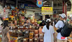 Khách hàng hứng thú với gian hàng bán livestream của anh Tùng (chủ sạp hàng thực phẩm khô Văn Tùng) chợ Cồn