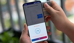 Thiết bị đọc kém, thao tác sai khiến nhiều người loay hoay khi xác thực sinh trắc học chuyển khoản.