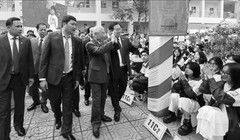 Tổng Bí thư Nguyễn Phú Trọng chào toàn thể học sinh trong trường THPT Nguyễn Gia Thiều. Ảnh: TTXVN 