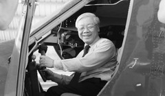 Tối 15/2/2018 (đêm 30 Tết), Tổng Bí thư Nguyễn Phú Trọng đã đến phố đi bộ Hồ Gươm, chúc Tết người dân và mừng tuổi các em nhỏ. Ông tươi cười, bế một cháu nhỏ và cùng chụp hình lưu niệm với người dân. Ảnh: VnExpress