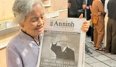  Xúc động cụ bà tóc bạc trắng đến tiễn đưa Tổng Bí thư Nguyễn Phú Trọng