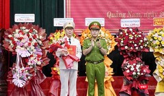 Thiếu tướng Nguyễn Hữu Hợp (bìa trái) tại buổi lễ nhận quyết định giữ chức Giám đốc Công an tỉnh Quảng Nam. 