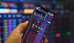 Vợ con sếp lớn ngân hàng, tập đoàn dồn dập mua cổ phiếu: Tín hiệu gì?