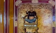 Đối tượng Hồ Văn Phương Tâm xâm hại nghiêm trọng ngai vua - cổ vật di sản triều Nguyễn. (Ảnh Xuan Hau)