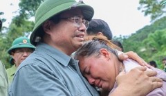 Thủ tướng xúc động khi gặp cặp vợ chồng mất 3 con trong lũ quét