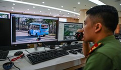 Cán bộ Trung tâm thông tin chỉ huy Công an TP Hà Nội phát hiện xe khách vi phạm thông qua hệ thống camera. Ảnh: VTC News.