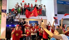 Trắng đêm chờ xem duyệt binh: Những khúc ca, vòng tay gắn kết đồng bào