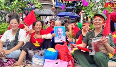 Vỉa hè thành sân khấu, người dân hát vang ca khúc "Như có Bác Hồ trong ngày vui đại thắng"