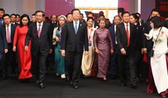 Phó thủ tướng Chính phủ Mai Văn Chính đón và dẫn đoàn lãnh đạo Lào và Campuchia tham quan triển lãm