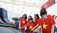 Du khách “nhuộm đỏ” Trung tâm Triển lãm Việt Nam với dresscode yêu nước