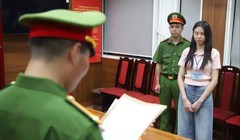 Hoa Hậu Thùy Tiên và bà Phạm Thị Kim Dung. Ảnh: Sen Vàng.