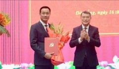 Trưởng Ban Tổ chức Trung ương Lê Minh Hưng trao quyết định và hoa chúc mừng tân Bí thư Thành uỷ Đà Nẵng Lê Ngọc Quang.