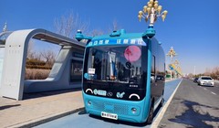 Xe buýt tự hành trên đường phố Ordos. Ảnh: Xinhua.