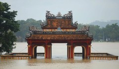 Nguyên nhân mưa lớn gây ngập sâu tại các tỉnh miền Trung