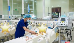 Sai lầm nghiêm trọng khi phụ huynh sơ cứu trẻ uống nhầm dầu thắp đèn