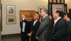 TS Nguyễn Anh Minh giới thiệu với Tổng bí thư Tô Lâm về các tác phẩm đang được trưng bày tại Bảo tàng Mỹ thuật Việt Nam.