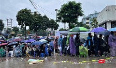 Cảnh tượng chưa dừng: Biển người đội mưa chờ nộp hồ sơ mua nhà ở xã hội Kim Chung