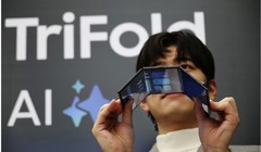 Mẫu điện thoại gập mới của Samsung. Ảnh: Reuters.