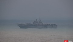 Chiều 8/12, siêu tàu tấn công đổ bộ USS Tripoli (LHA-7) của Hải quân Mỹ đã xuất hiện trên vịnh Đà Nẵng.