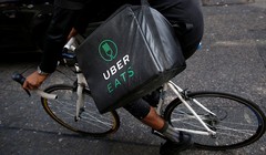 Nhân viên của dịch vụ UberEats đang đi giao hàng thực phẩm  (Ảnh: Business Insider)