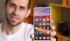 Trên tay chiếc Xiaomi Mi Mix 2s (Ảnh: Phonearena)