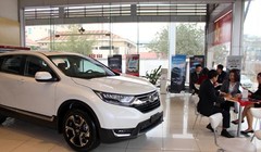 Mẫu CR-V mới được trưng bày tại một showroom Honda tại Hà Nội (Ảnh:Nikkei Asian)