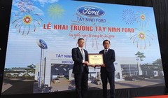 Ông Phạm Văn Dũng - TGĐ Ford Việt Nam trao giấy chứng nhận Tây Ninh Ford trở thành đại lý ủy quyền chính hãng của Ford