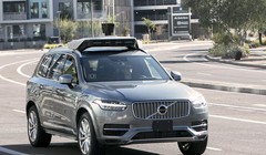Một chiếc xe tự hành của Uber đang chạy trên đường thuộc bang Arizona, Mỹ (Ảnh: AP)