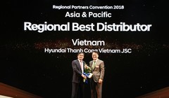 Ông Nguyễn Anh Tuấn - Chủ tịch HĐQT Tập đoàn Thành Công nhận giải thưởng từ lãnh đạo Hyundai Motor