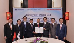 Lễ ký kết biên bản ghi nhớ có dự chứng kiến của lãnh đạo tập đoàn Thành Công, Hyundai Motor và tỉnh Ninh Bình (Ảnh: HTC)